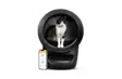 Svart Litter-Robot 4 med en svart og hvit katt i den runde inngangen og en mobil med appen ved siden av